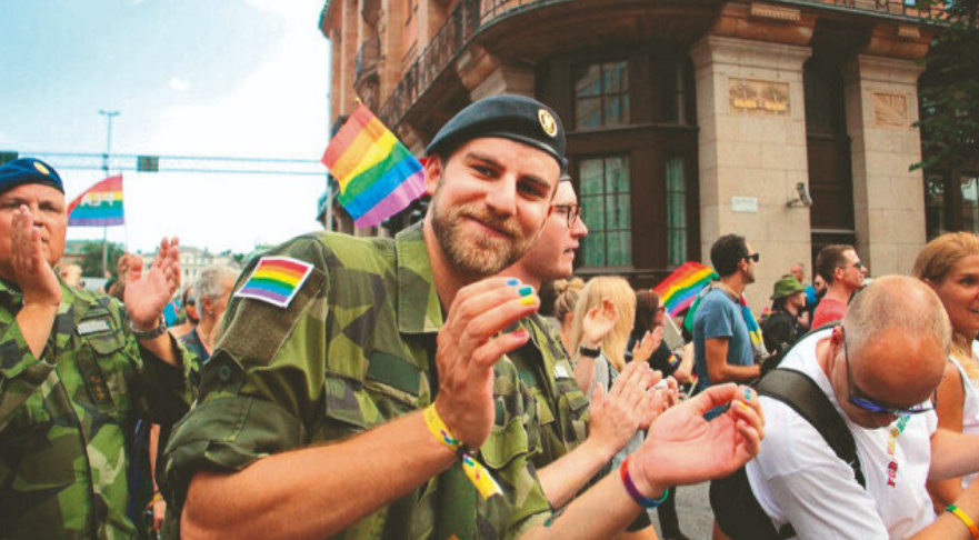 Batı’nın Avrupa’nın doğu blokunu güçlendirmek amacıyla NATO’ya almak istediği İsveç ordusu LGBT yürüyüşü düzenledi.