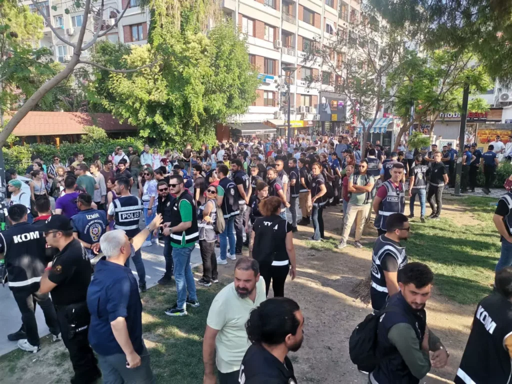 İzmir’de polis LGBT’lilere “dur” dedi! 50’nin üzerinde gözaltı